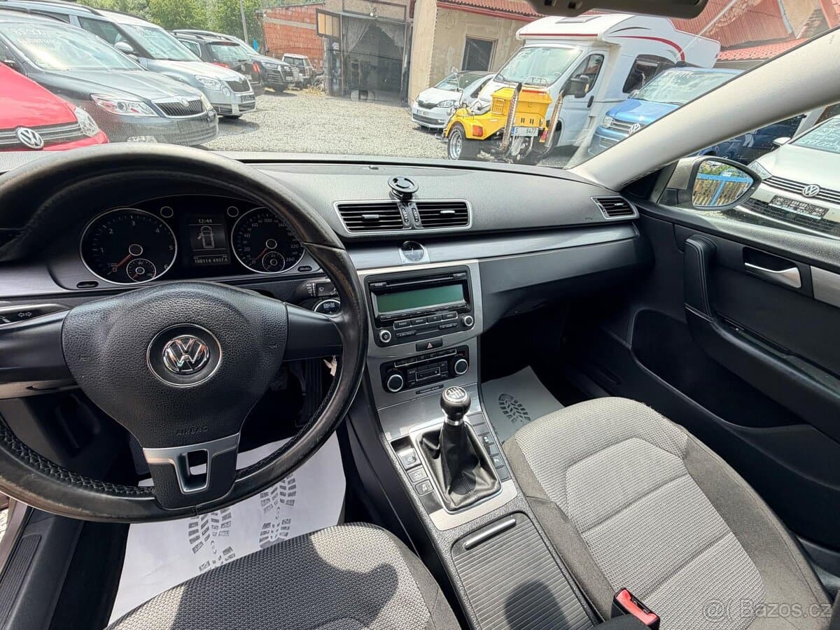 2011 Volkswagen PASSAT - 8
