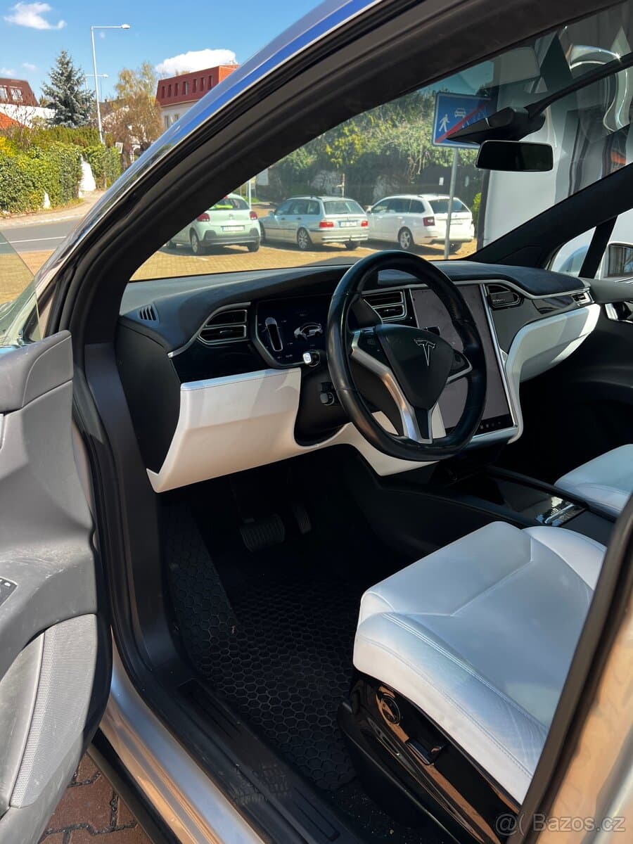 2017 Tesla MODEL X - 8