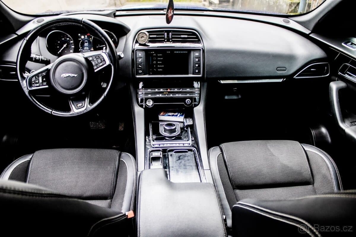 2018 Jaguar F-PACE - 8