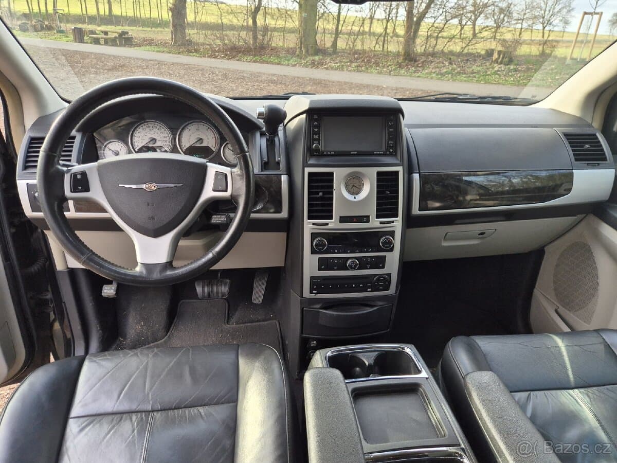 2011 Chrysler VOYAGER - 8