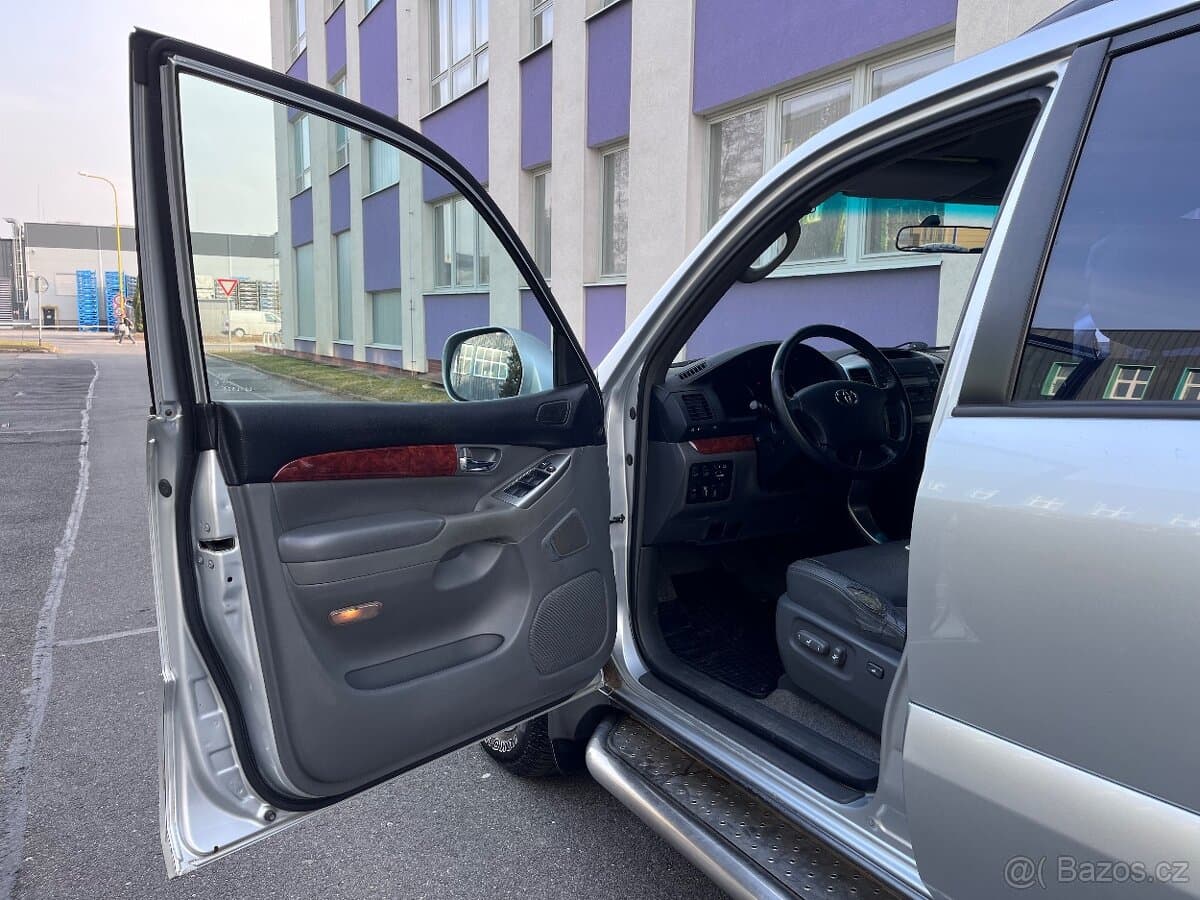 2004 Toyota LAND CRUISER - 8