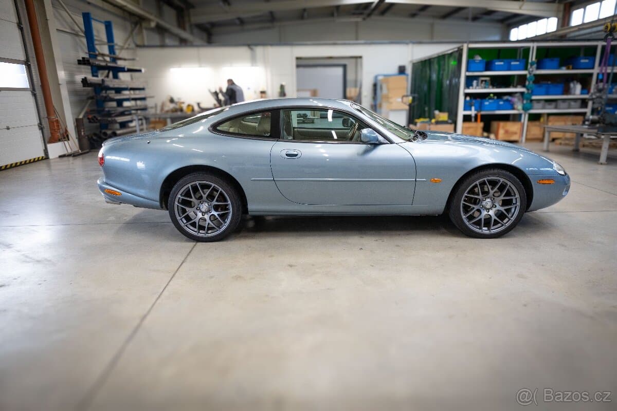 2002 Jaguar XK - 8
