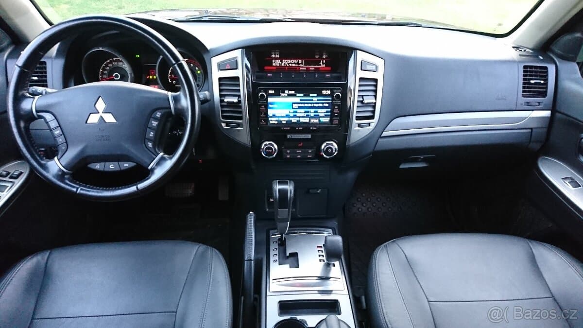 2017 Mitsubishi PAJERO - 8