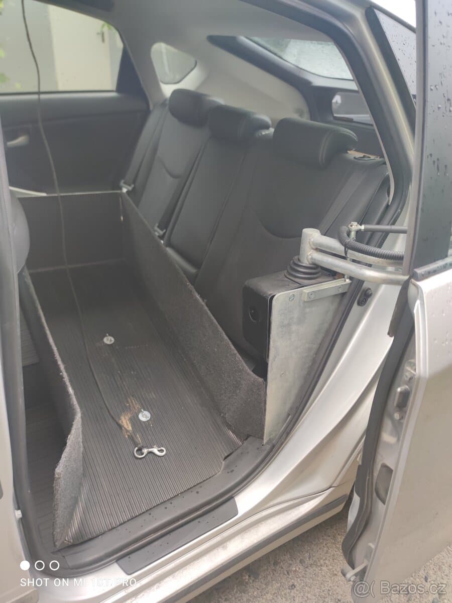 2015 Toyota PRIUS - 8