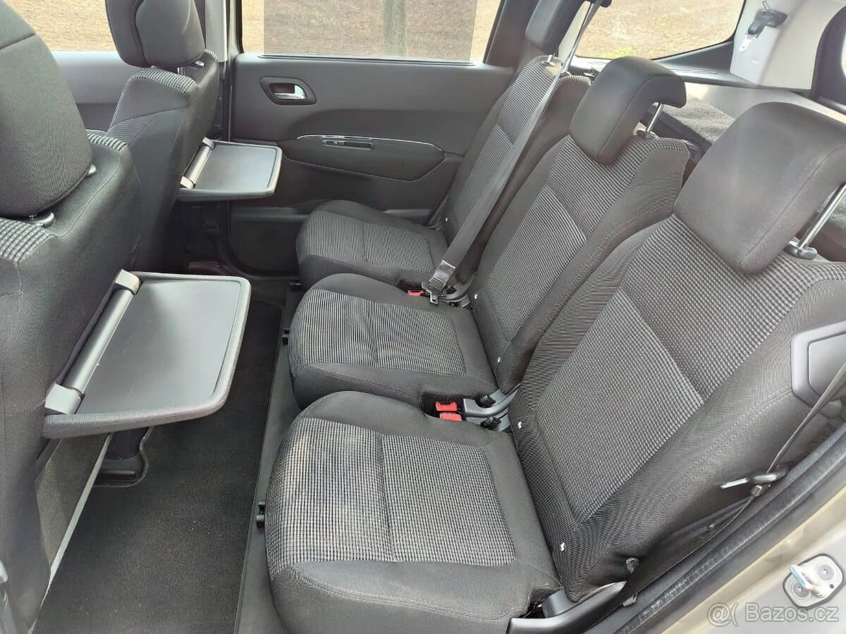 2010 Peugeot 5008 - 8