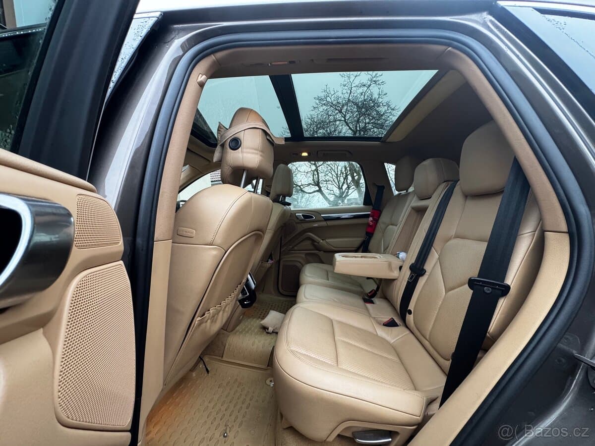 2010 Porsche CAYENNE - 8