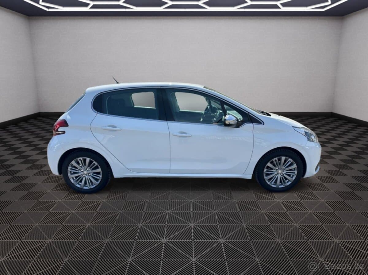 Peugeot 208 - 8