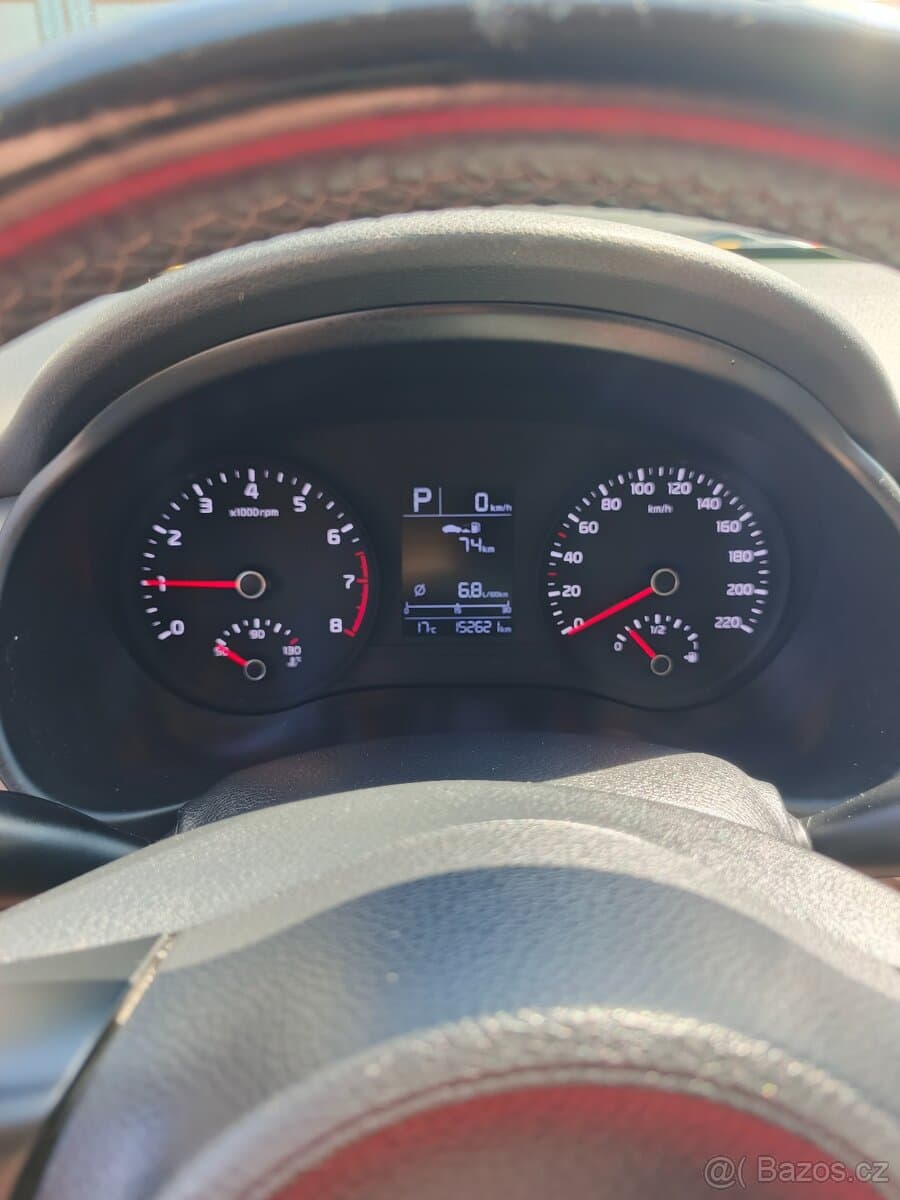 Kia STONIC - 8