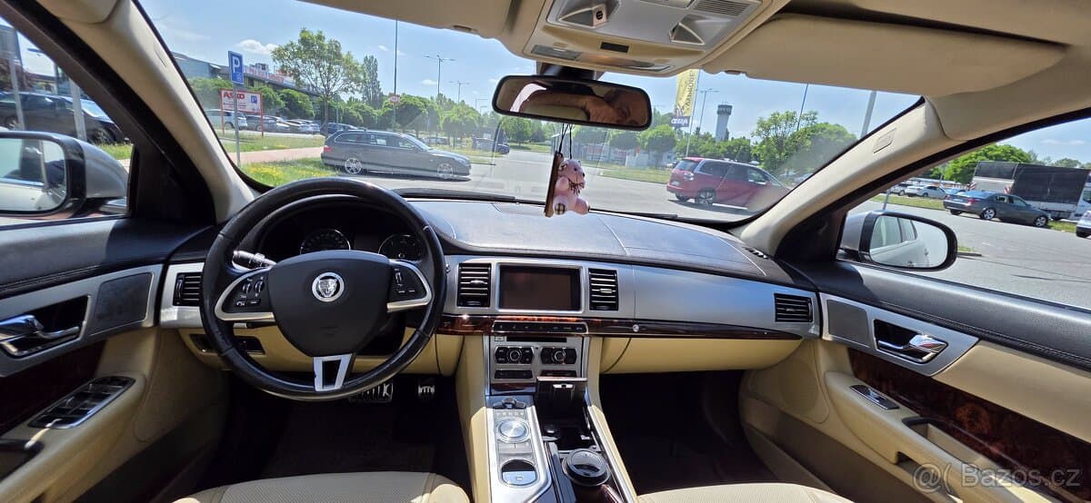 2012 Jaguar XF - 8