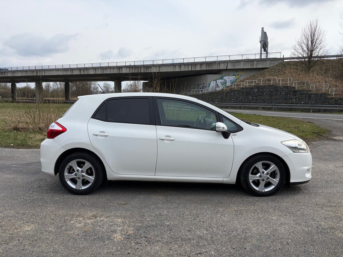 2011 Toyota AURIS - 8