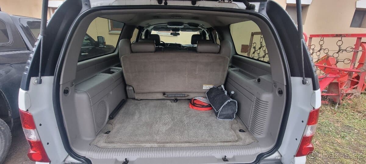 2004 Chevrolet SUBURBAN - 8