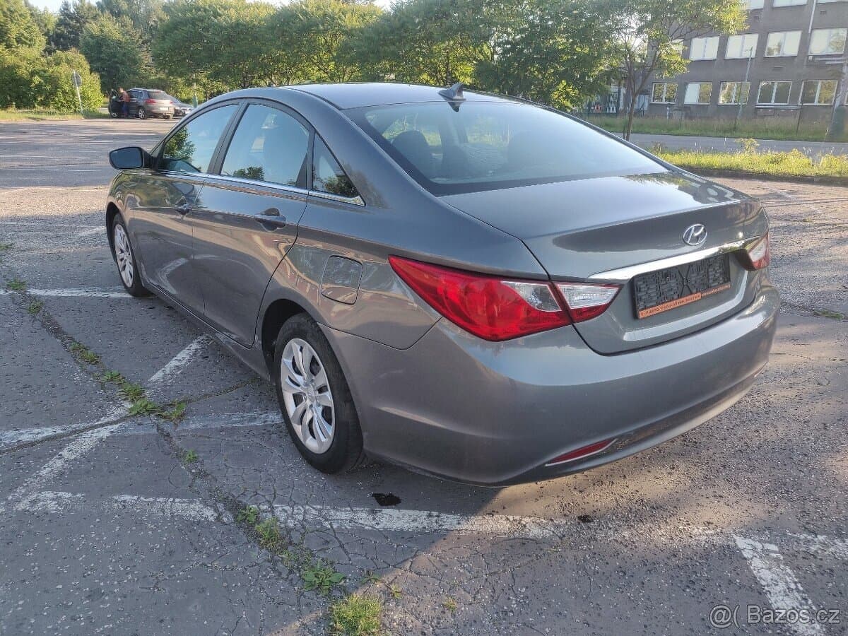 2010 Hyundai SONATA - 8