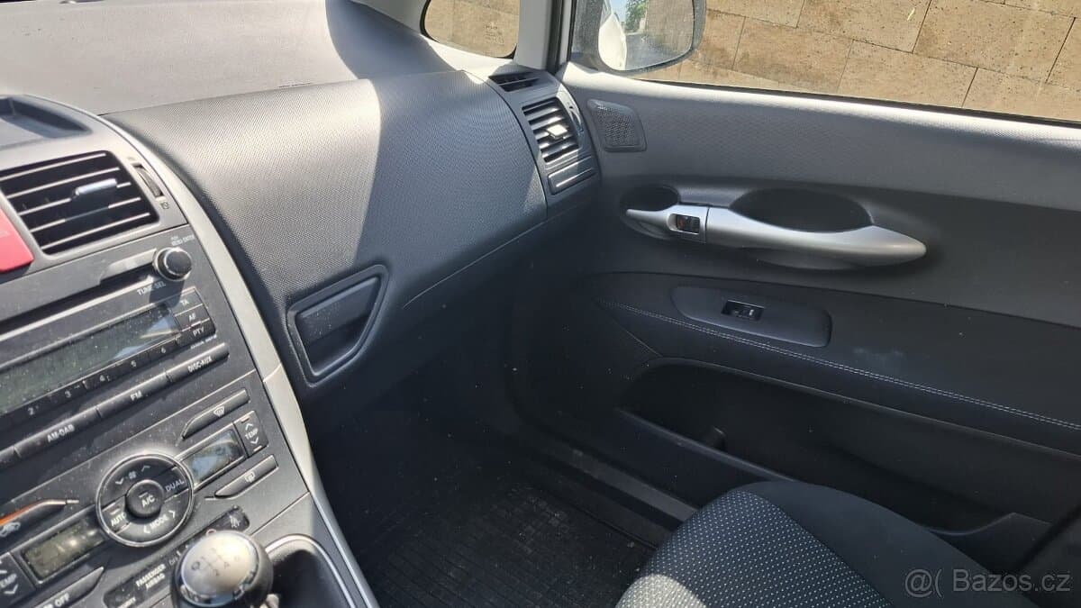 2012 Toyota AURIS - 8