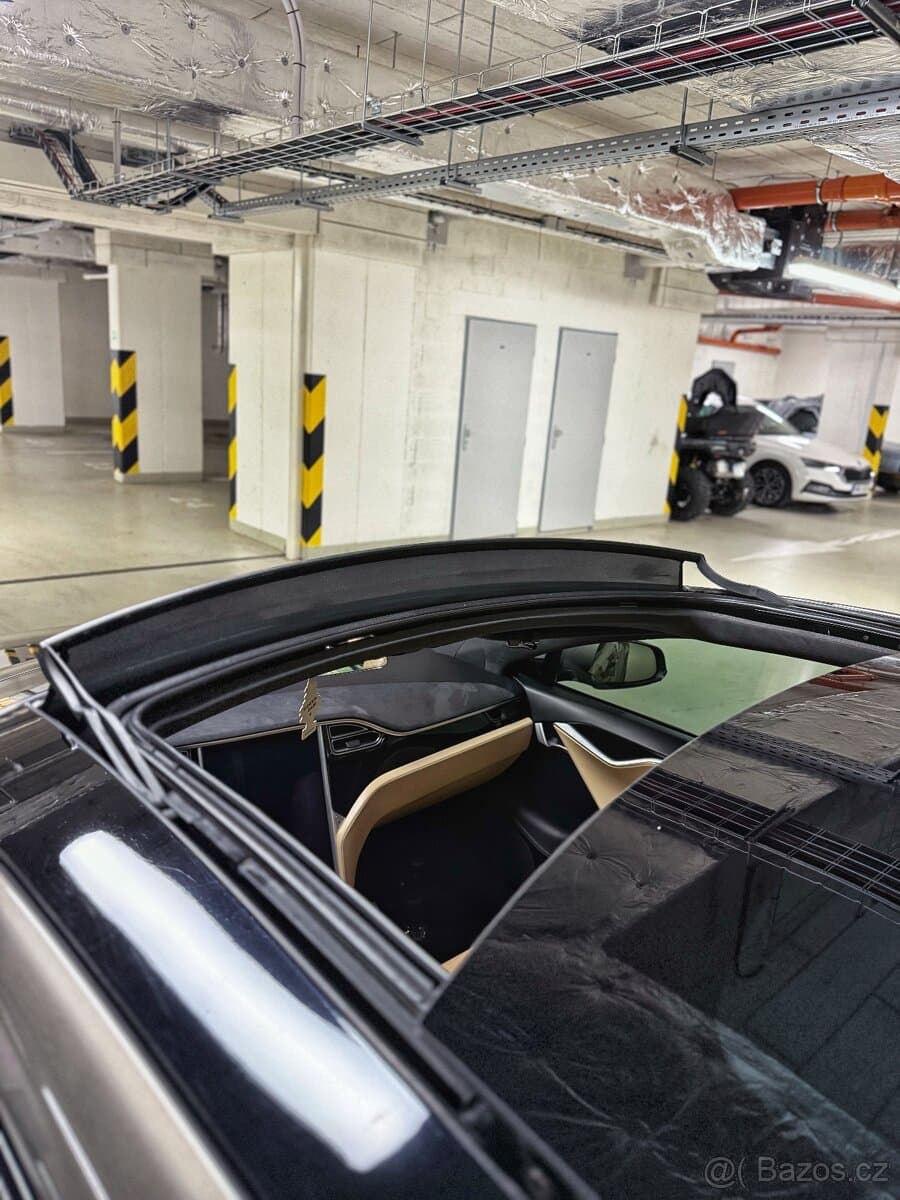 Tesla MODEL S - 8