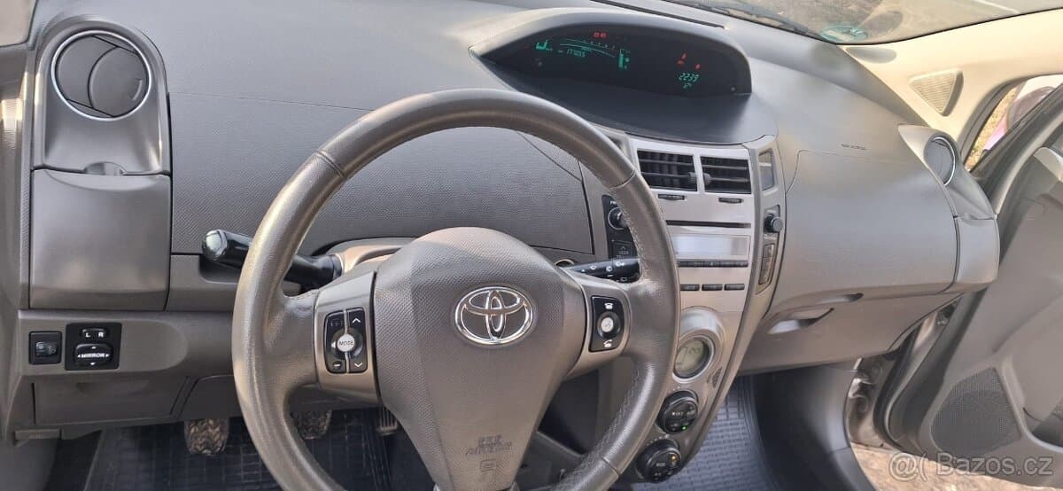 2010 Toyota YARIS - 8