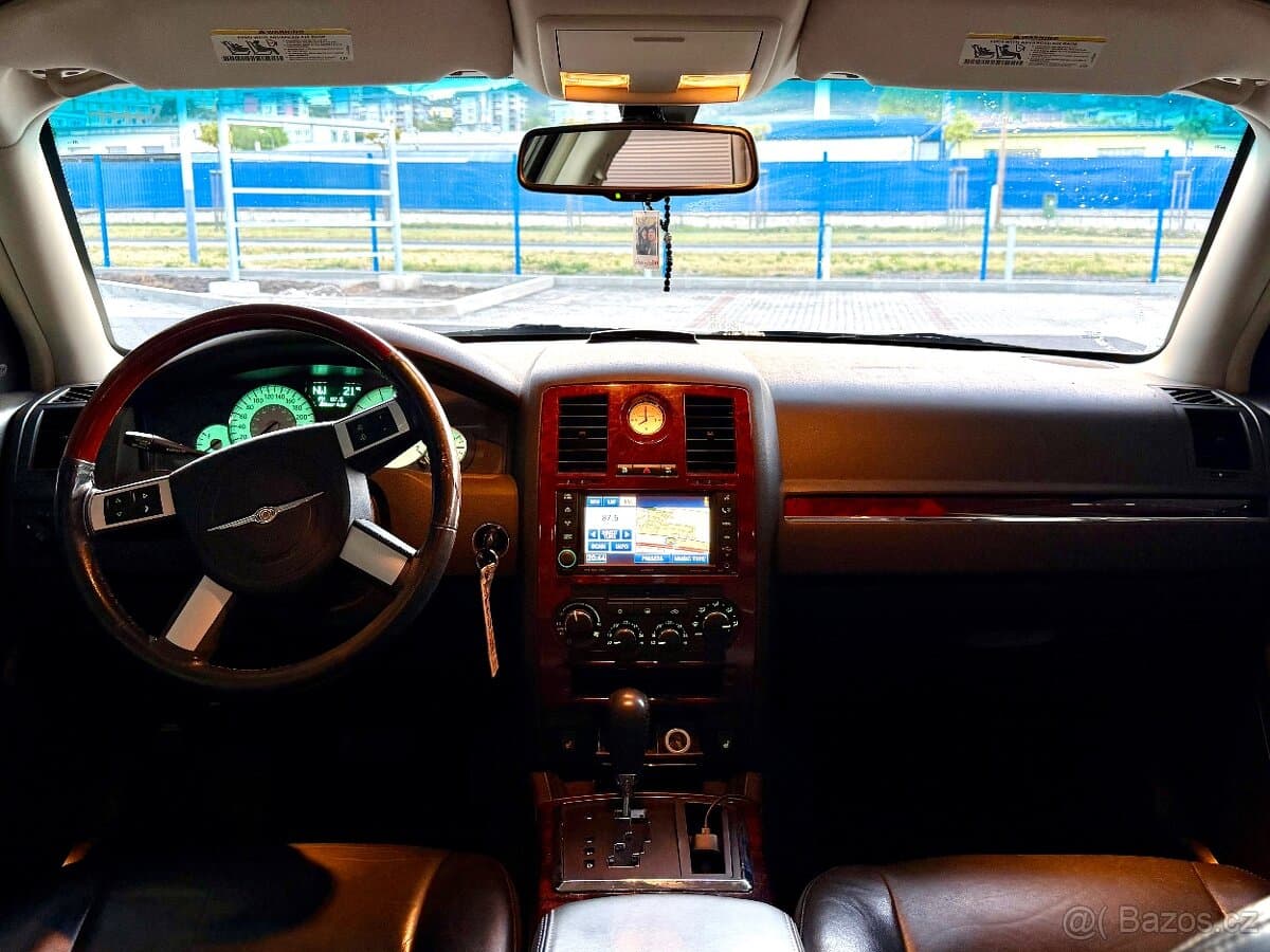 2010 Chrysler 300C - 8