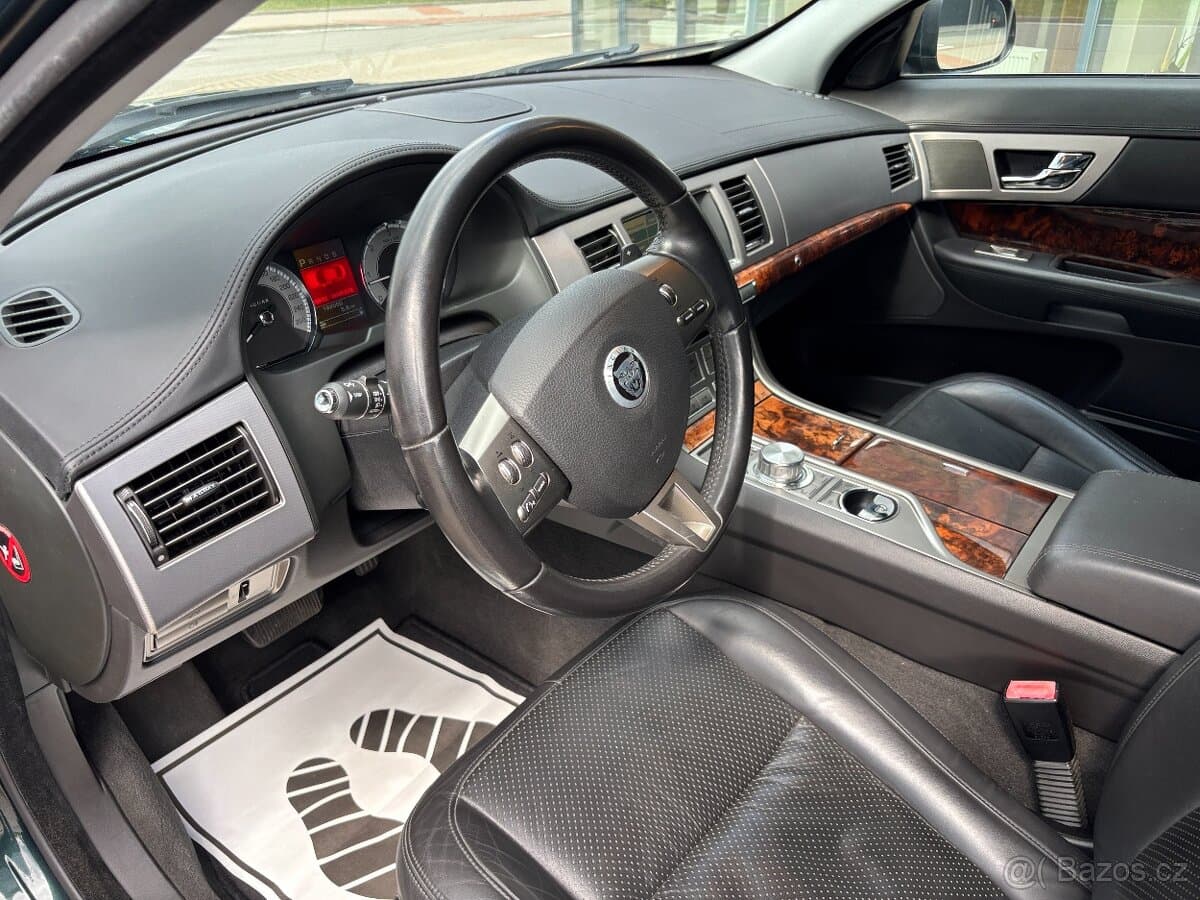 2010 Jaguar XF - 8