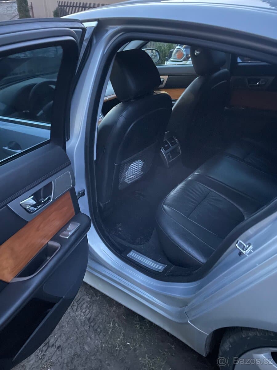 2011 Jaguar XF - 8
