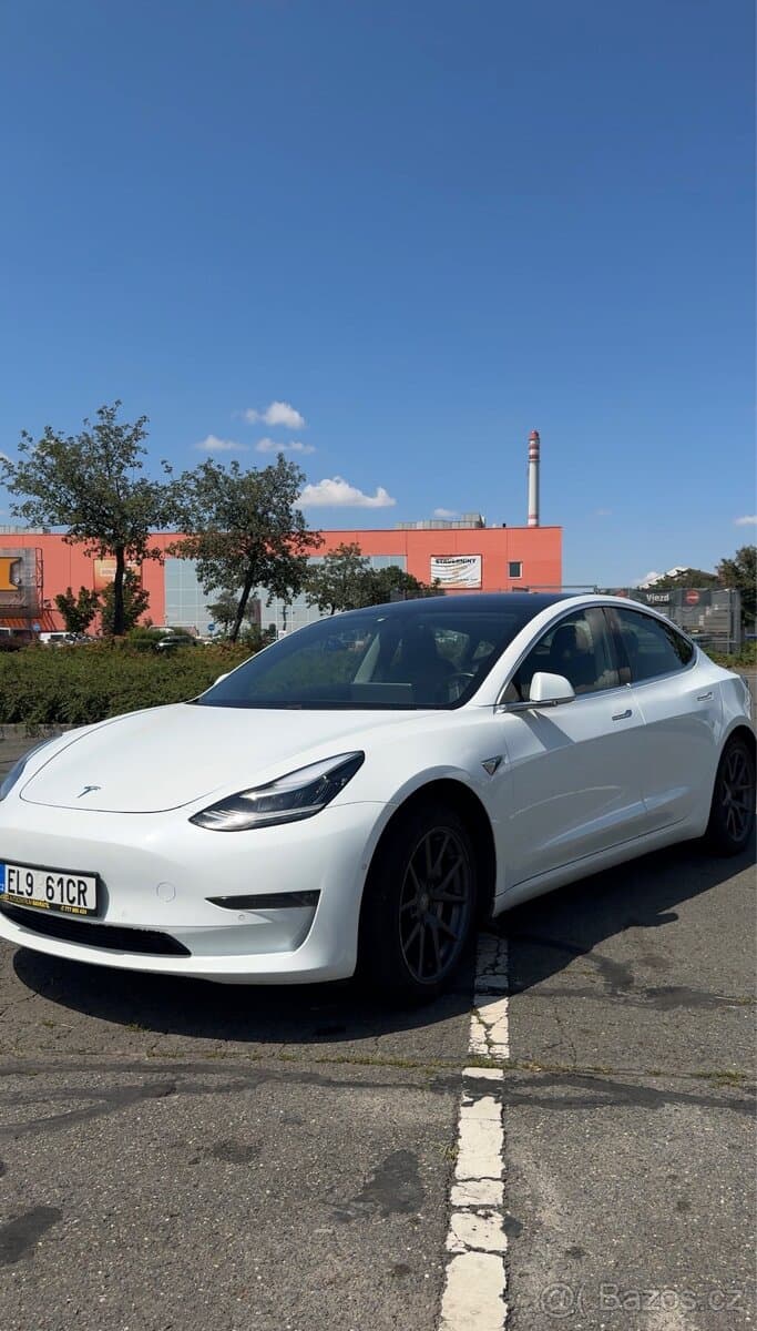 Tesla MODEL 3 - 8