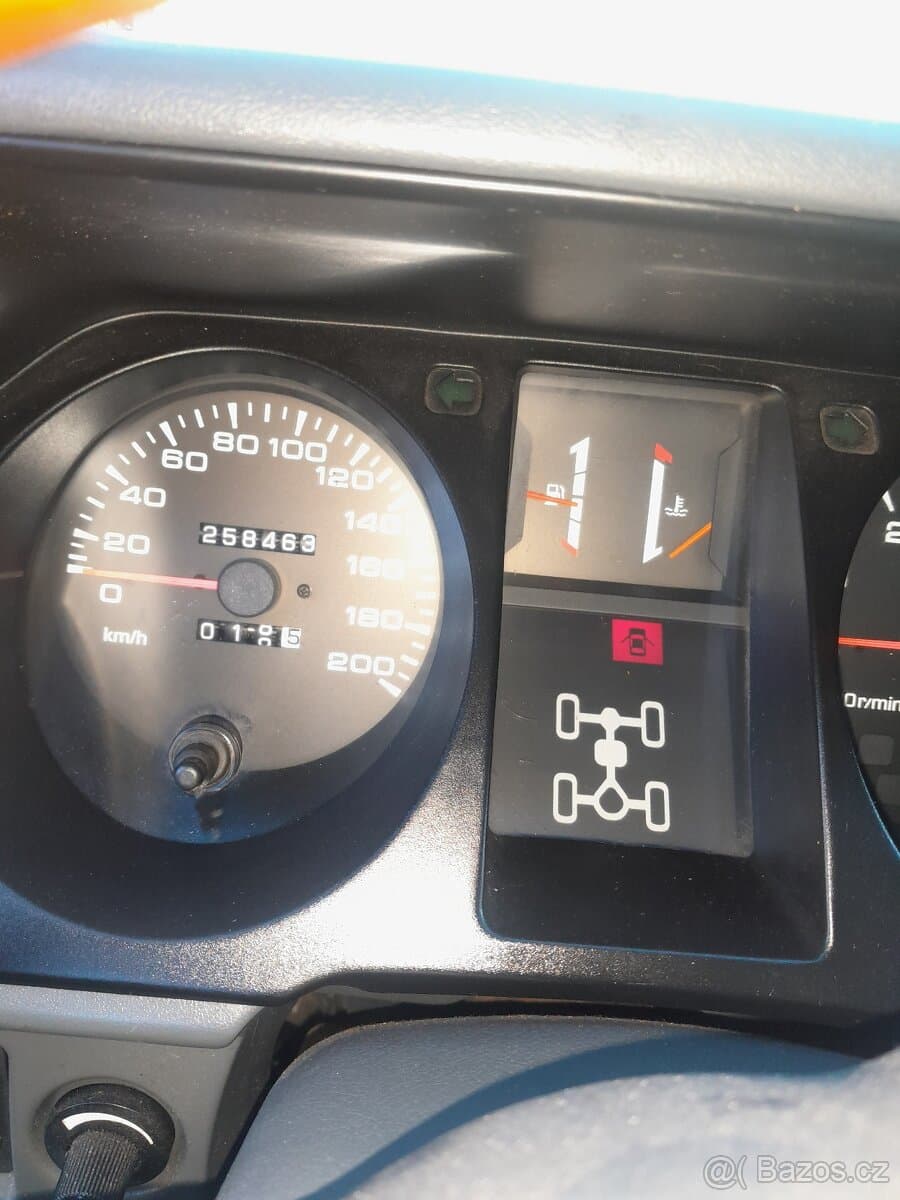 2004 Mitsubishi PAJERO - 8