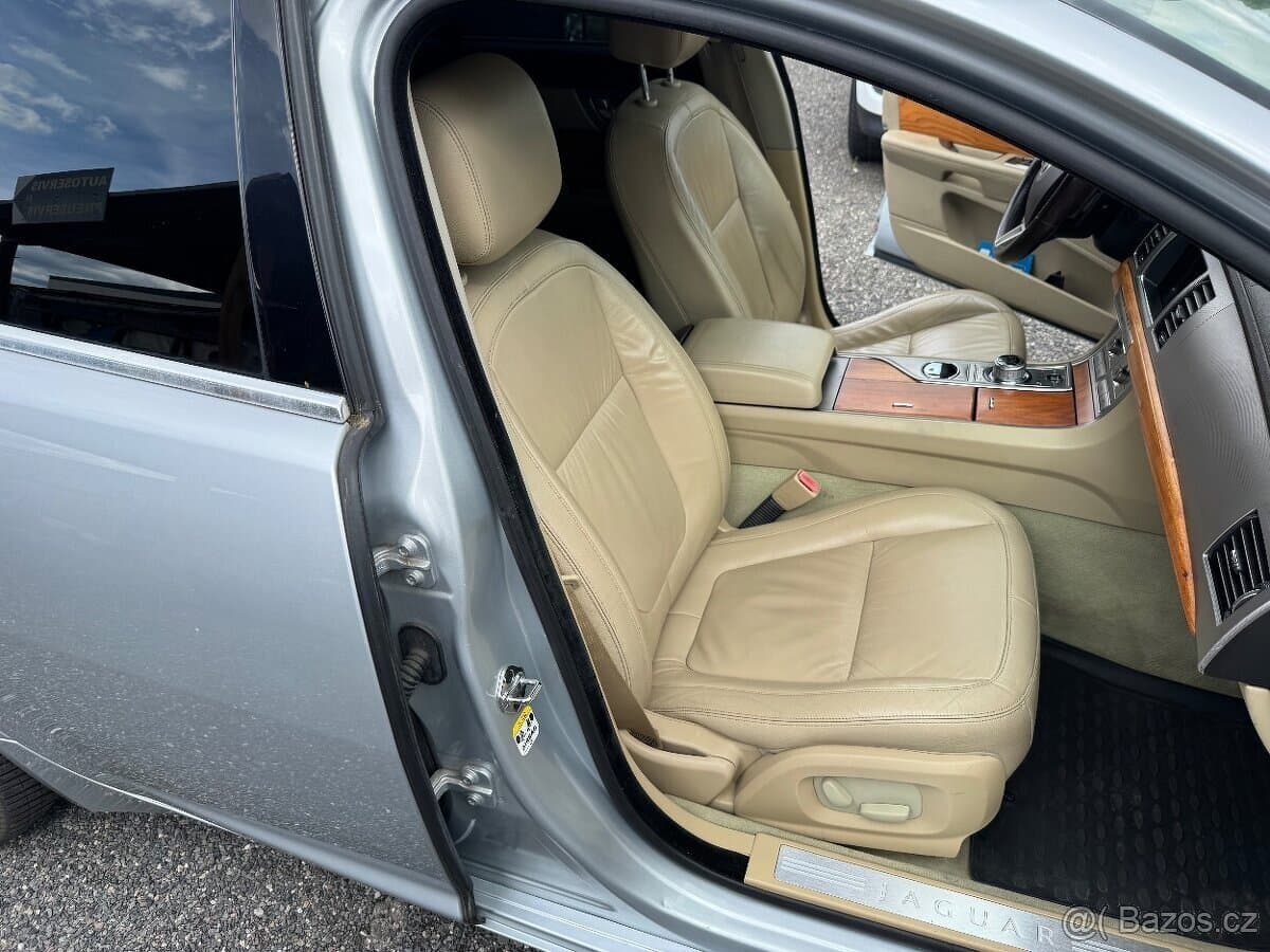 2009 Jaguar XF - 8