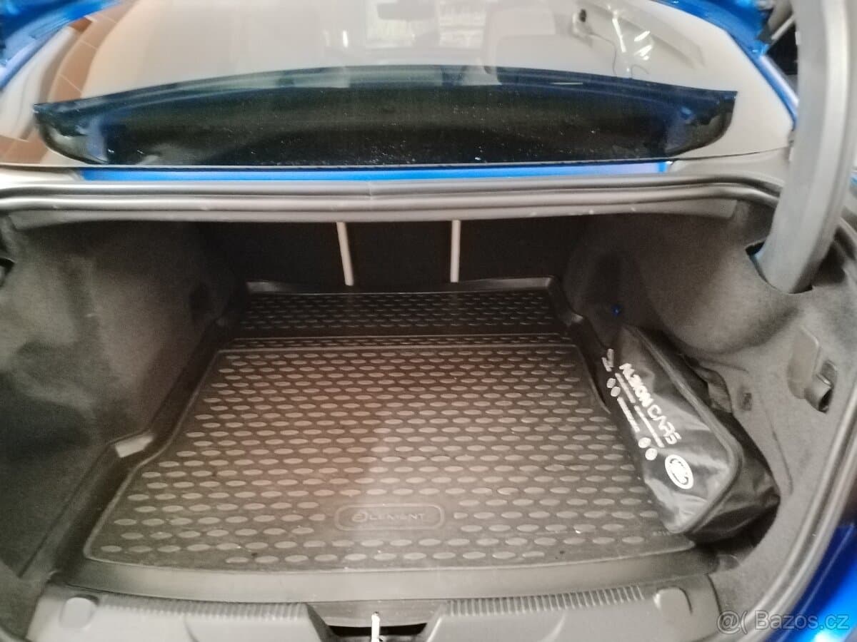 2019 Jaguar XE - 8