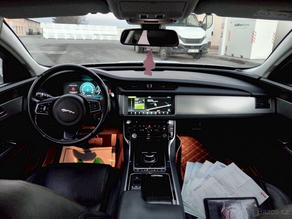2016 Jaguar XF - 8