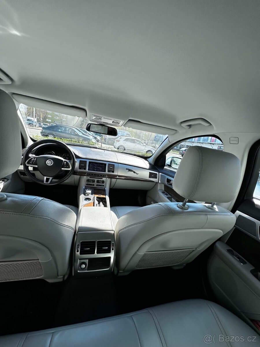 2012 Jaguar XF - 8
