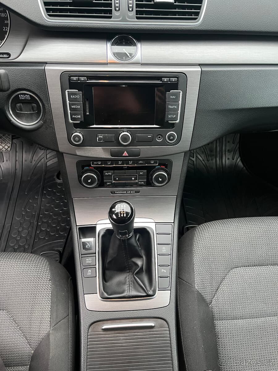 2011 Volkswagen PASSAT - 8