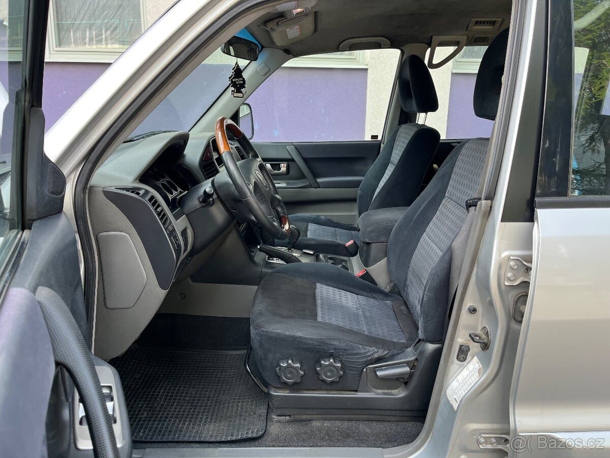 2005 Mitsubishi PAJERO - 8