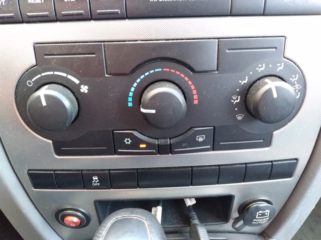 2004 Jeep CHEROKEE - 8