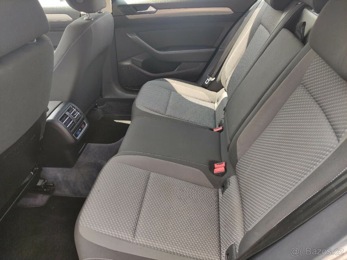 2017 Volkswagen PASSAT - 8