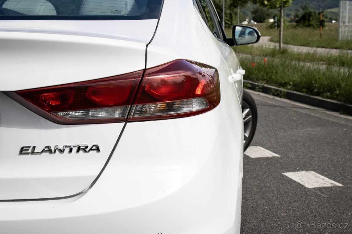 2017 Hyundai ELANTRA - 8