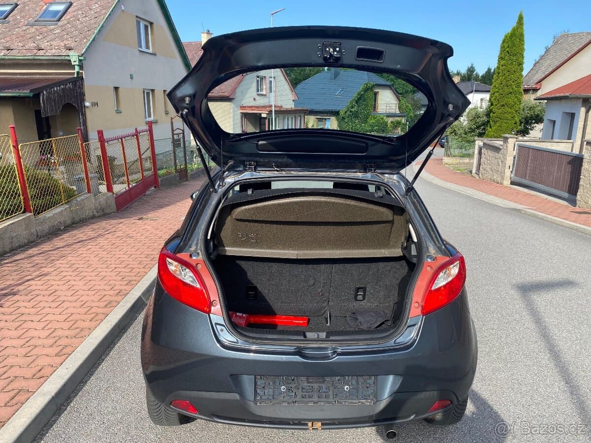 2011 Mazda 2 - 8