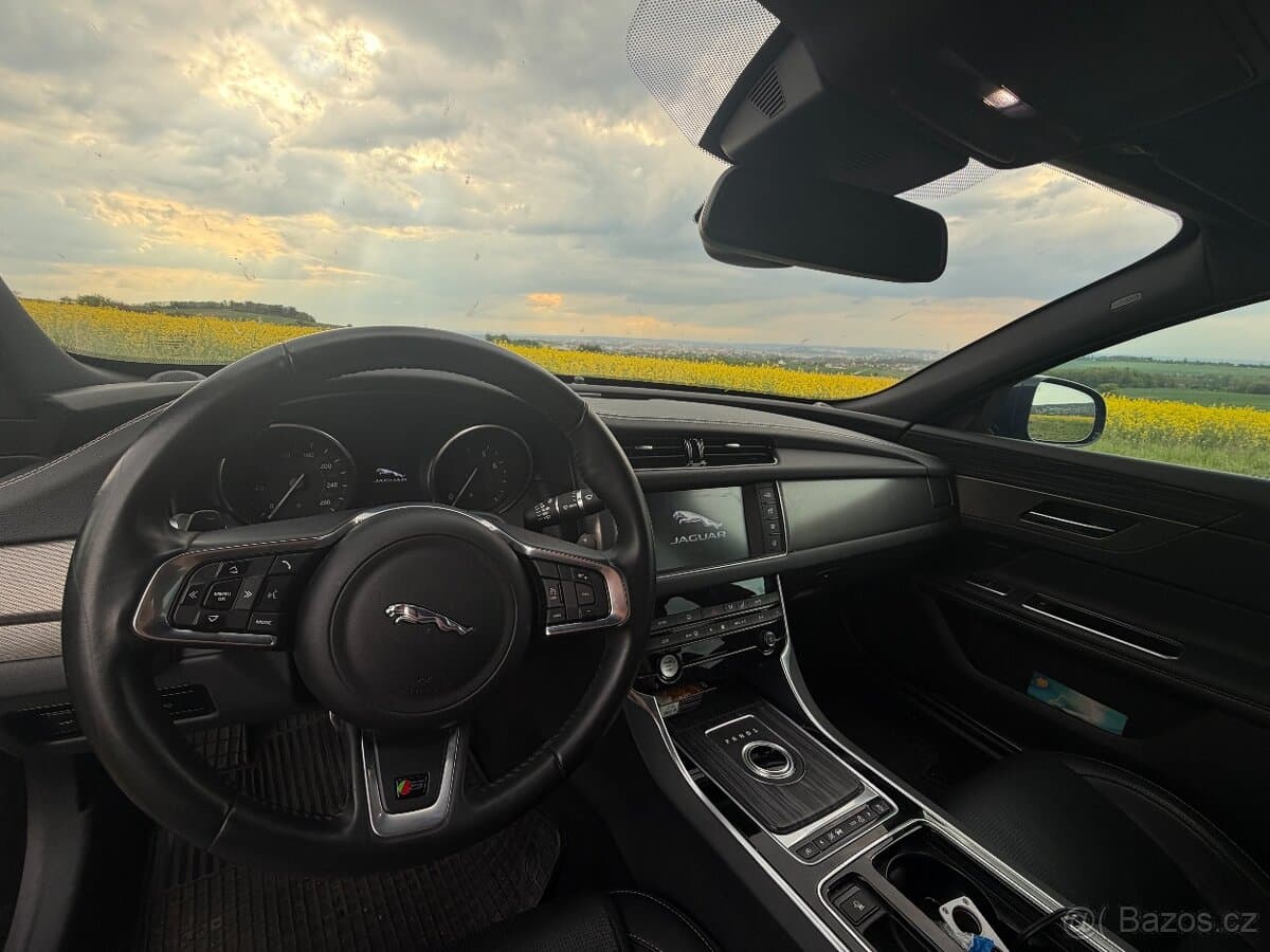 2016 Jaguar XF - 8