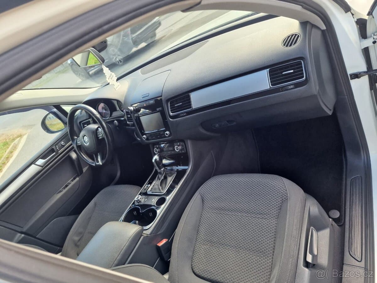 2011 Volkswagen TOUAREG - 8