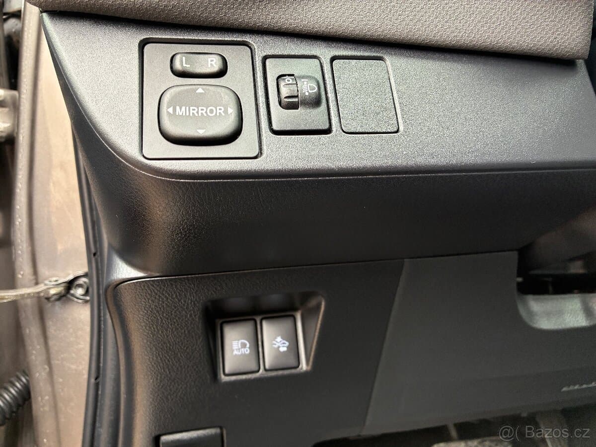 2016 Toyota YARIS - 9