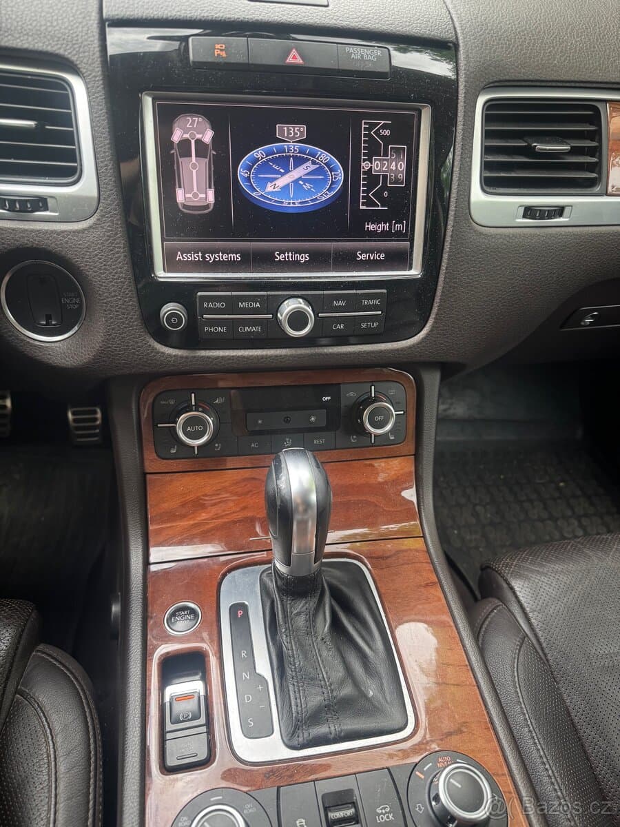 2010 Volkswagen TOUAREG - 9
