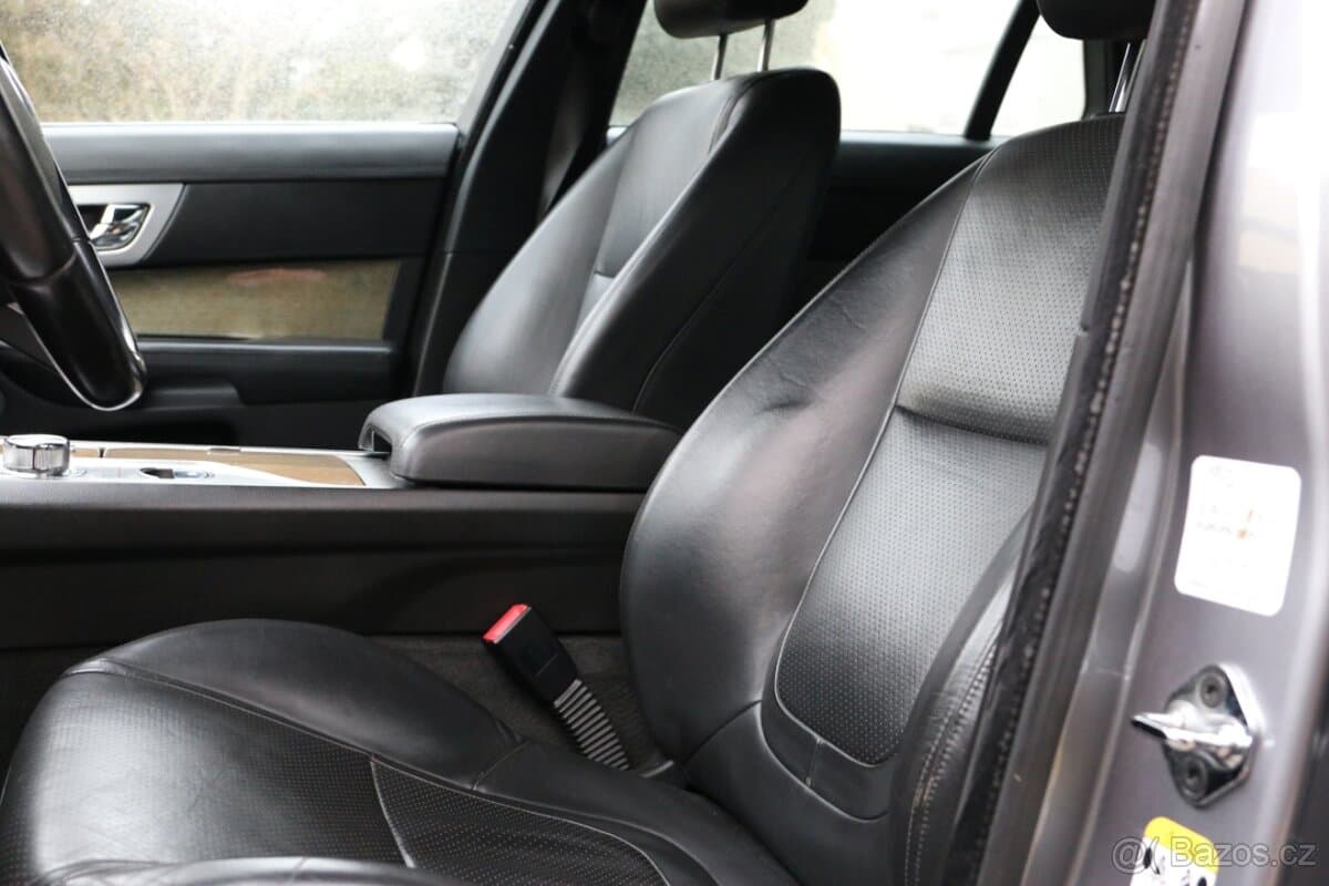 2012 Jaguar XF - 9