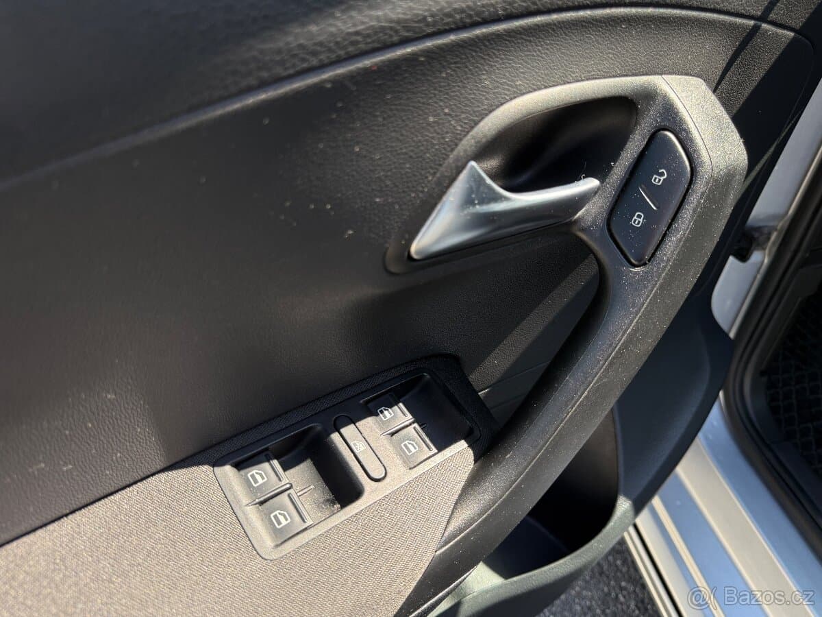 2011 Volkswagen POLO - 9