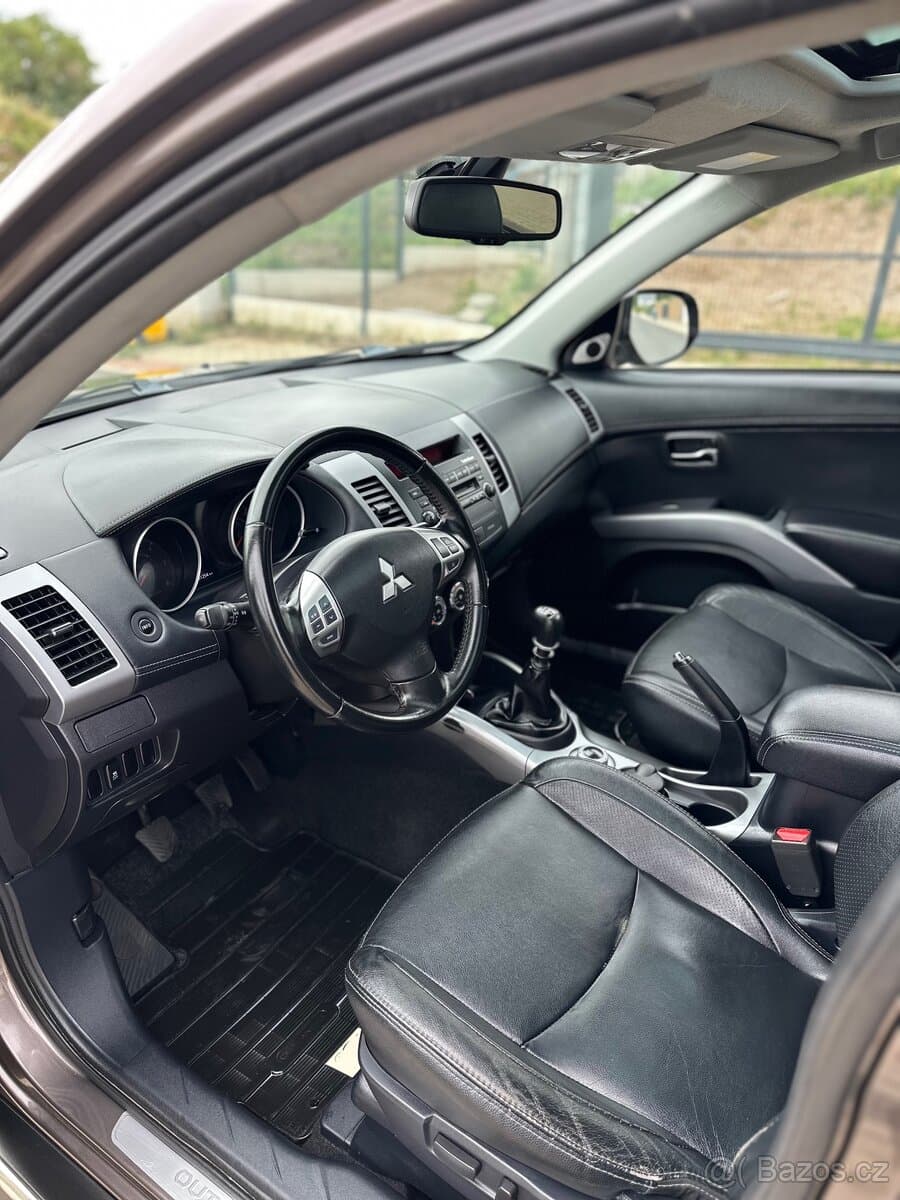 2012 Mitsubishi OUTLANDER - 9