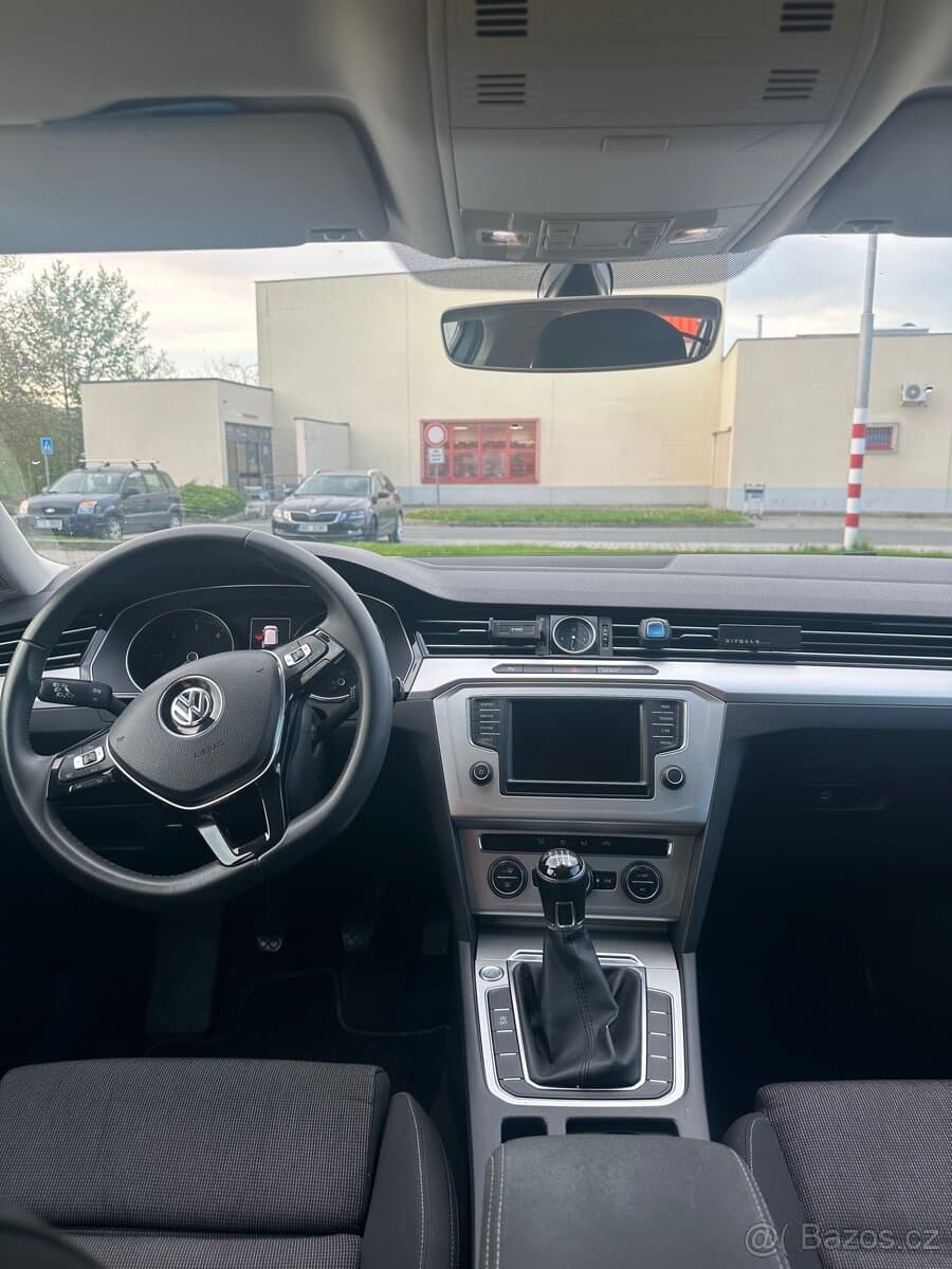 2015 Volkswagen PASSAT - 9