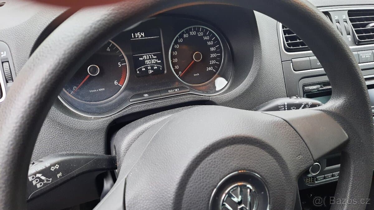2011 Volkswagen POLO - 9