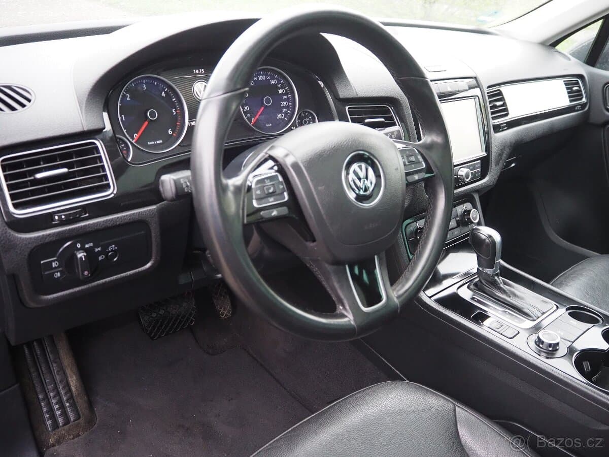 2012 Volkswagen TOUAREG - 9