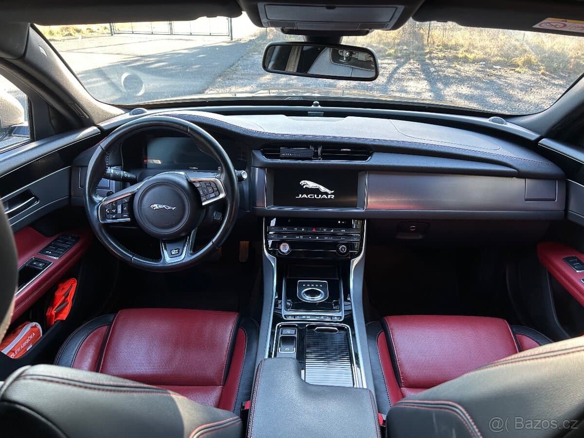 2016 Jaguar XF - 9