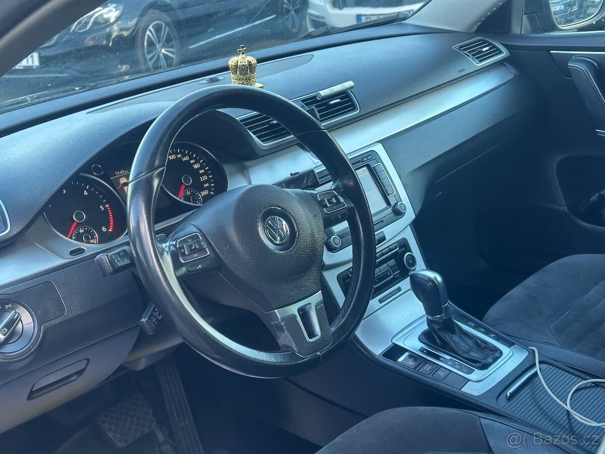 2011 Volkswagen PASSAT - 9