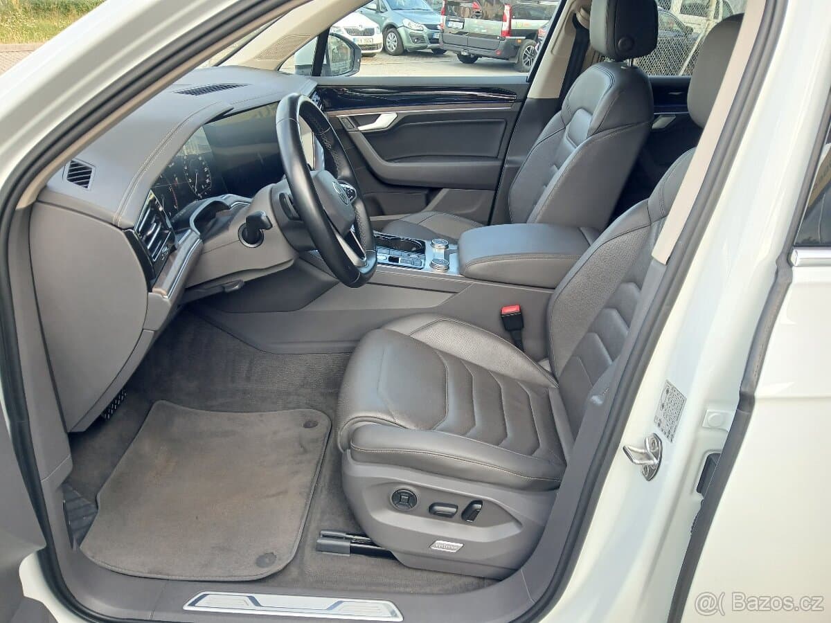 2020 Volkswagen TOUAREG - 9