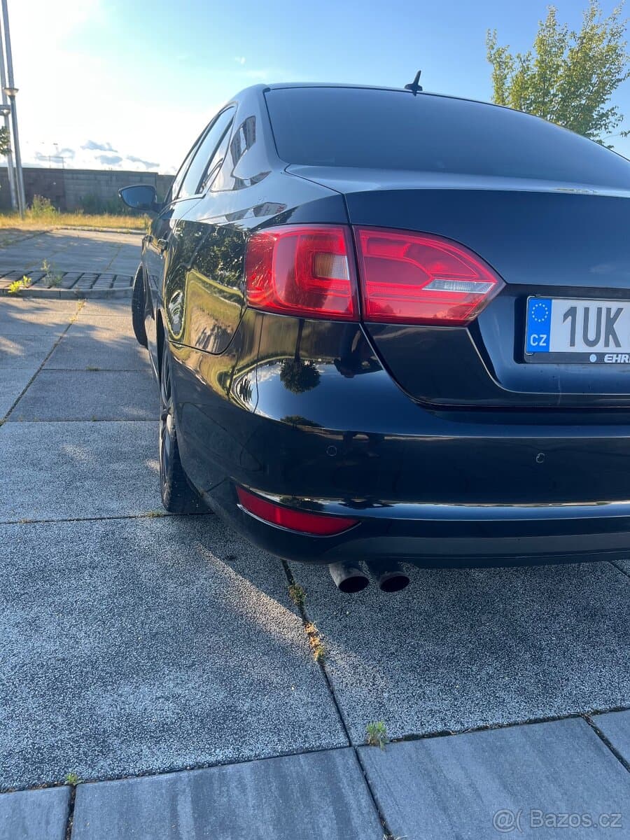 2011 Volkswagen JETTA - 9