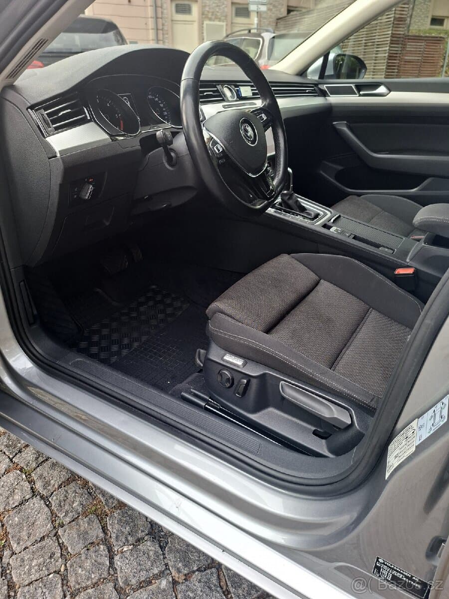 2018 Volkswagen PASSAT - 9