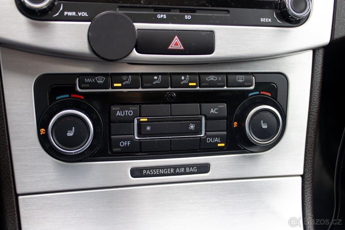 2011 Volkswagen PASSAT - 9